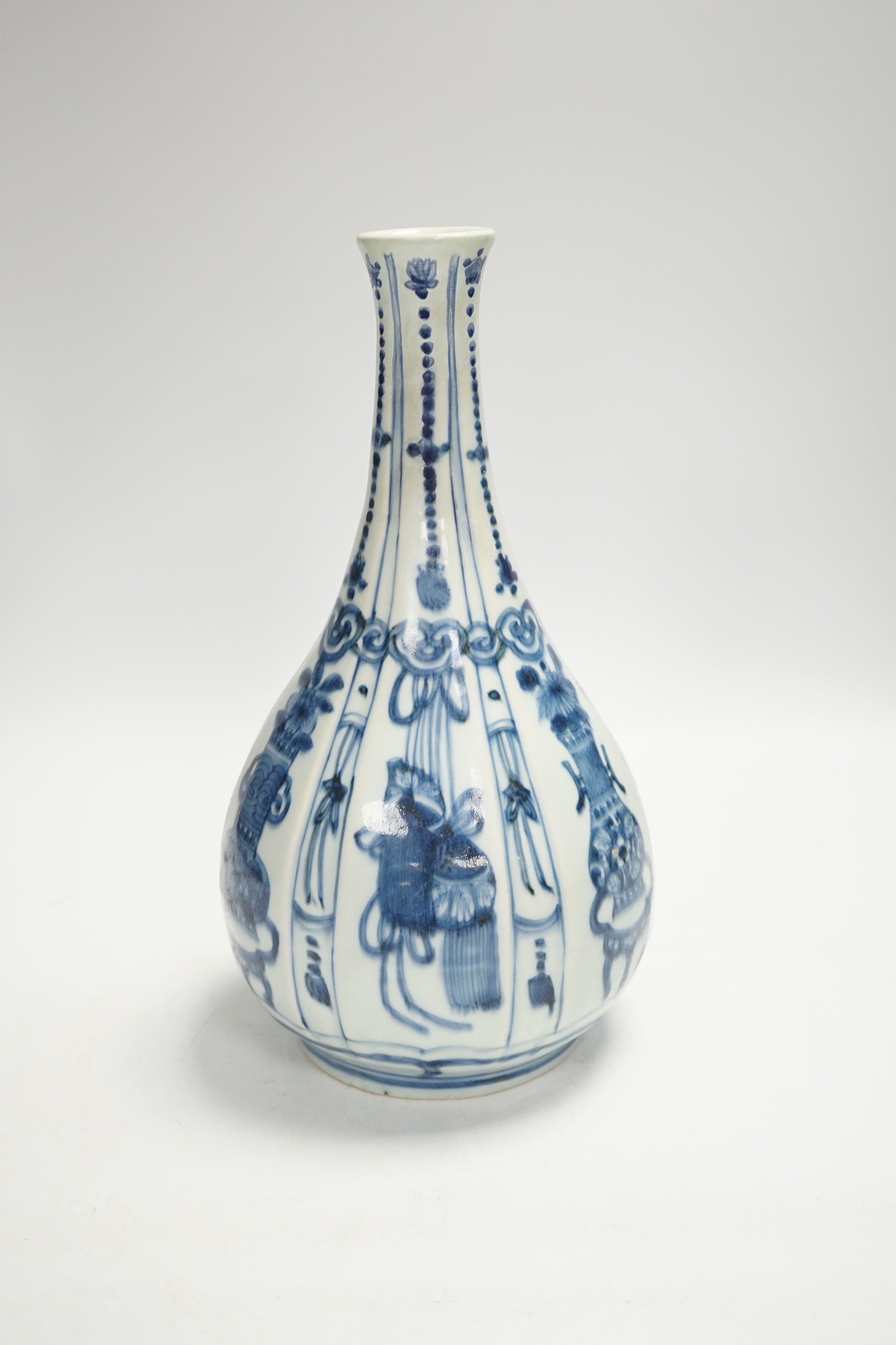 An early 17th century Chinese kraak blue and white bottle vase, 28.5cm